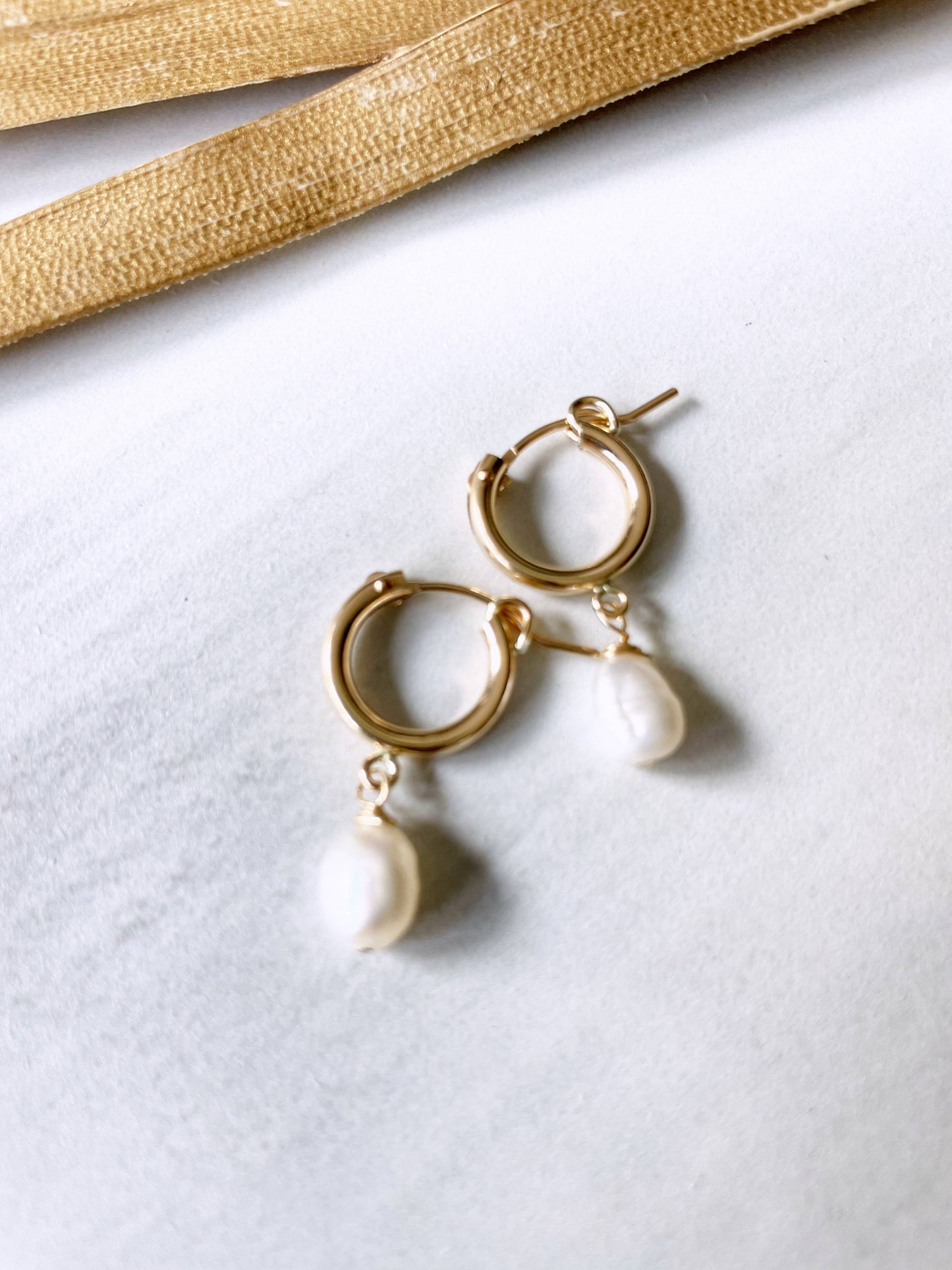 Huggie Hoops Pearl | 14kt Gold Filled