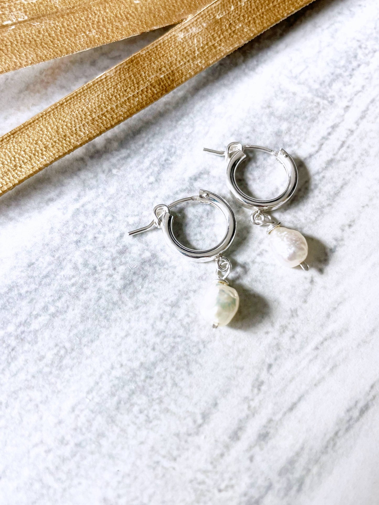 Huggie Hoops Pearl | 14kt Gold Filled